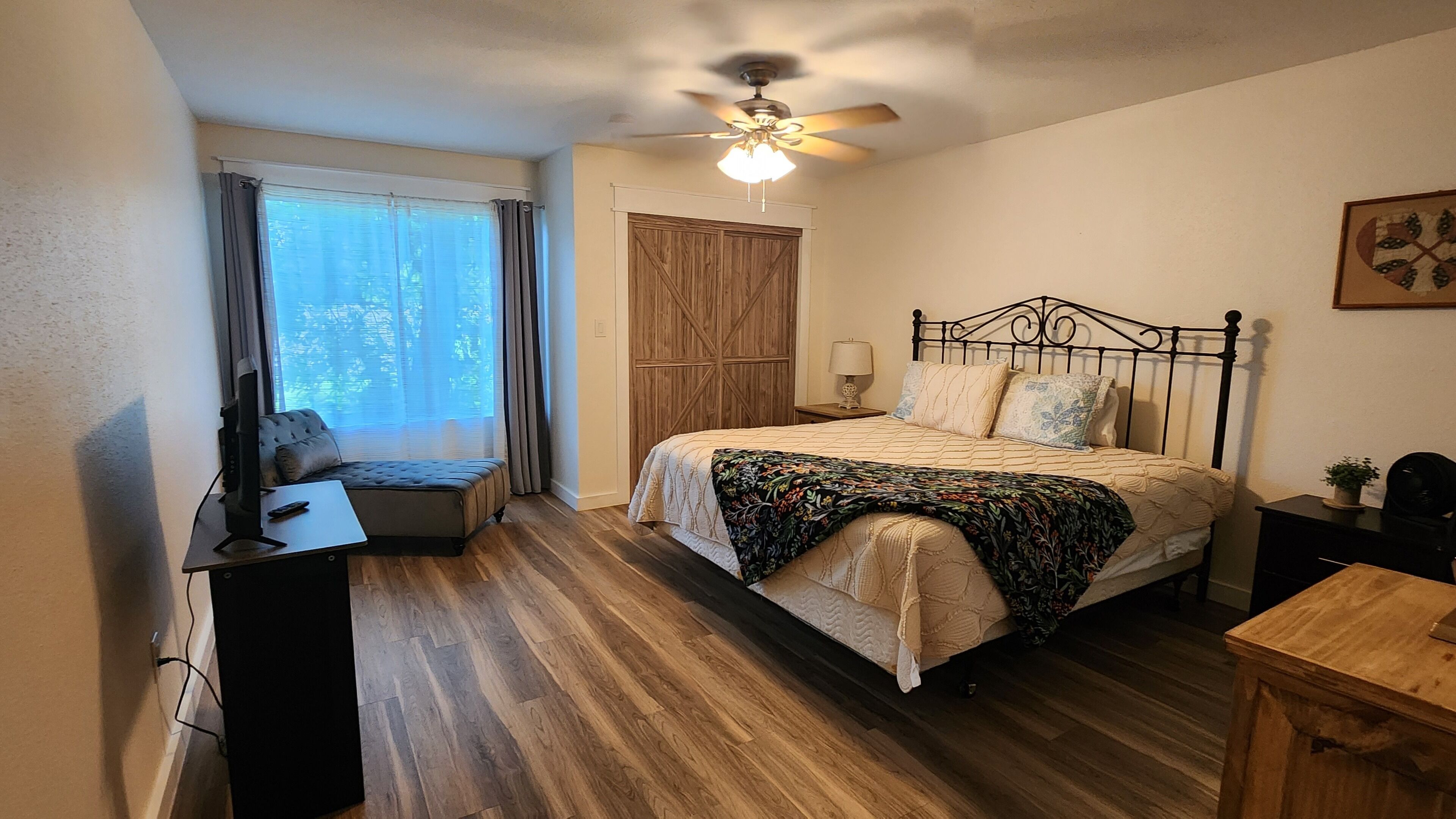 3 bedrooms, iron/ironing board, free WiFi, bed sheets