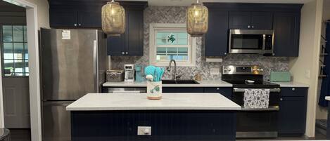 Een koelkast, een microgolfoven, een oven, een vaatwasser