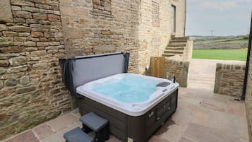 Cottage | Outdoor spa tub