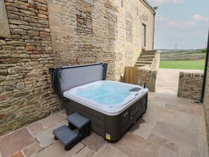 Cottage | Outdoor spa tub