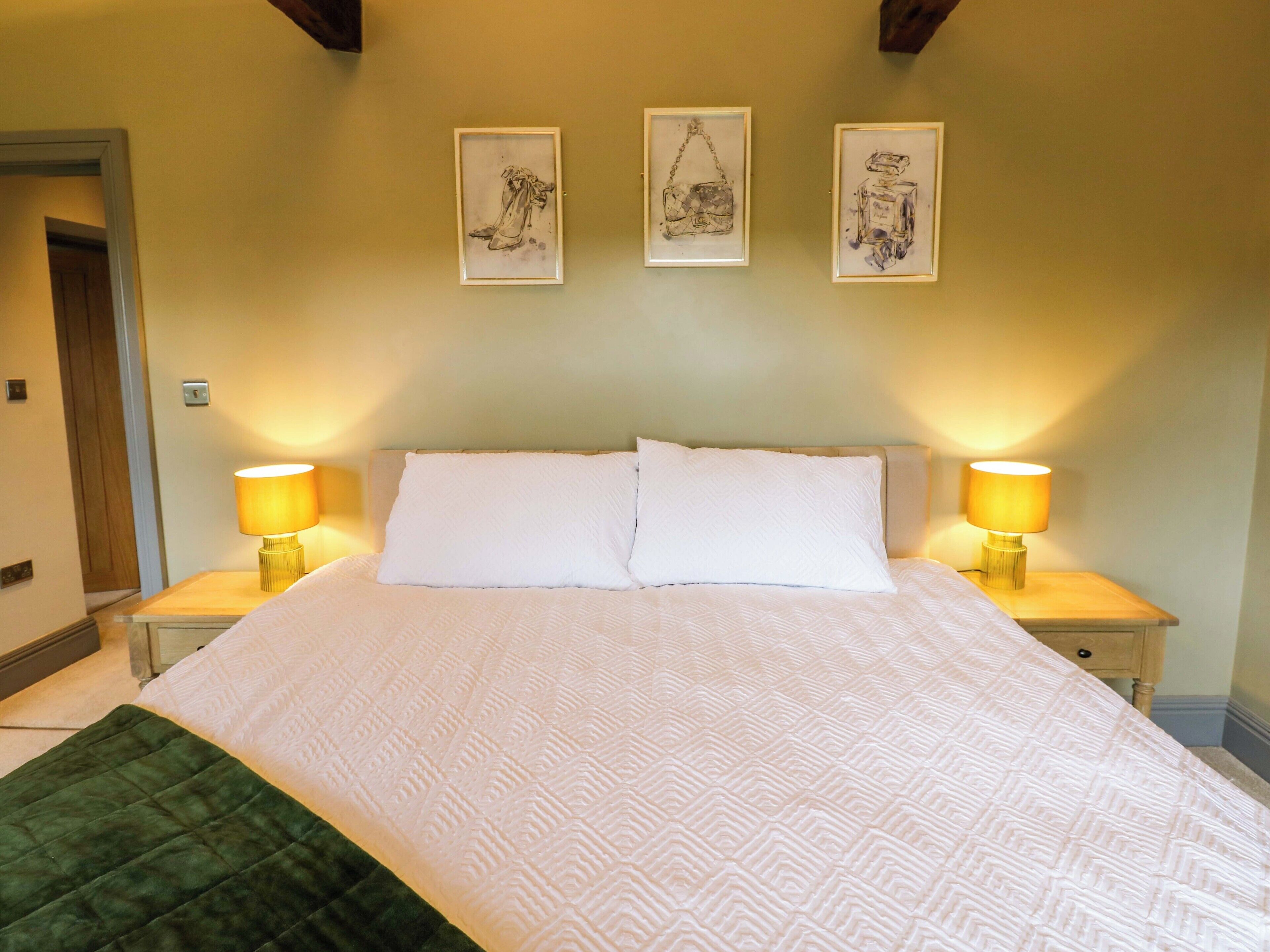 2 bedrooms, individually decorated, individually furnished, free WiFi