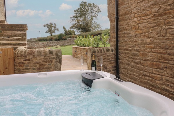 Cottage | Outdoor spa tub