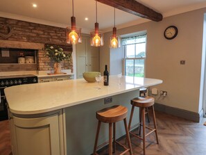 Dishwasher, cookware/dishes/utensils - Eastfield Farm (Barnard Castle)