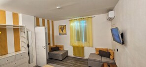 Chambre quadruple, Plusieurs lits, patio, vue sur la cour intérieure | Bureau, espace de travail pour ordinateurs portables