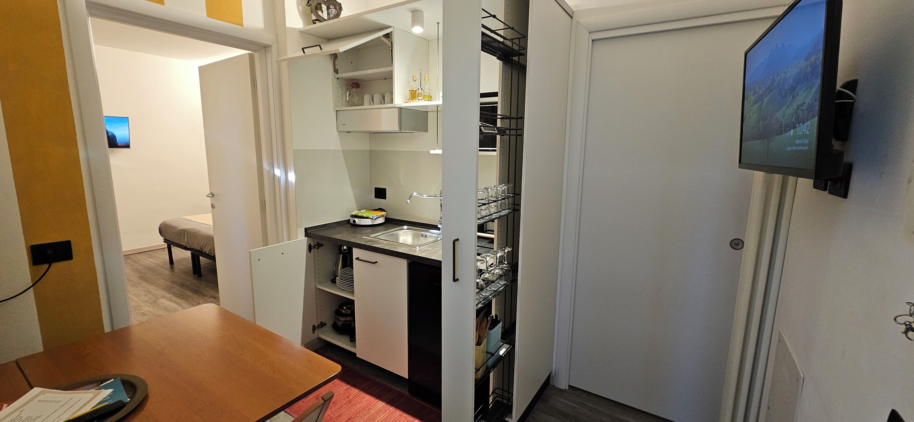 Kamar Quadruple, Beberapa Tempat Tidur, patio, pemandangan halaman | Dapur pribadi | Lemari es kecil, microwave, dan peralatan masak/sendok-piring