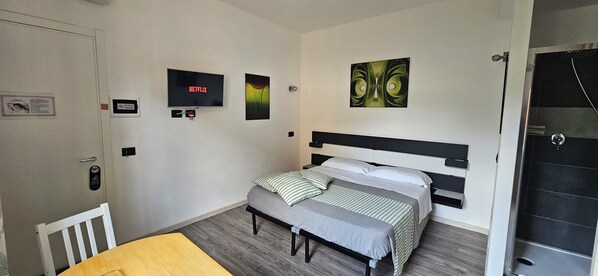 Chambre double ou avec lits jumeaux, patio, vue sur la cour intérieure | Bureau, espace de travail pour ordinateurs portables