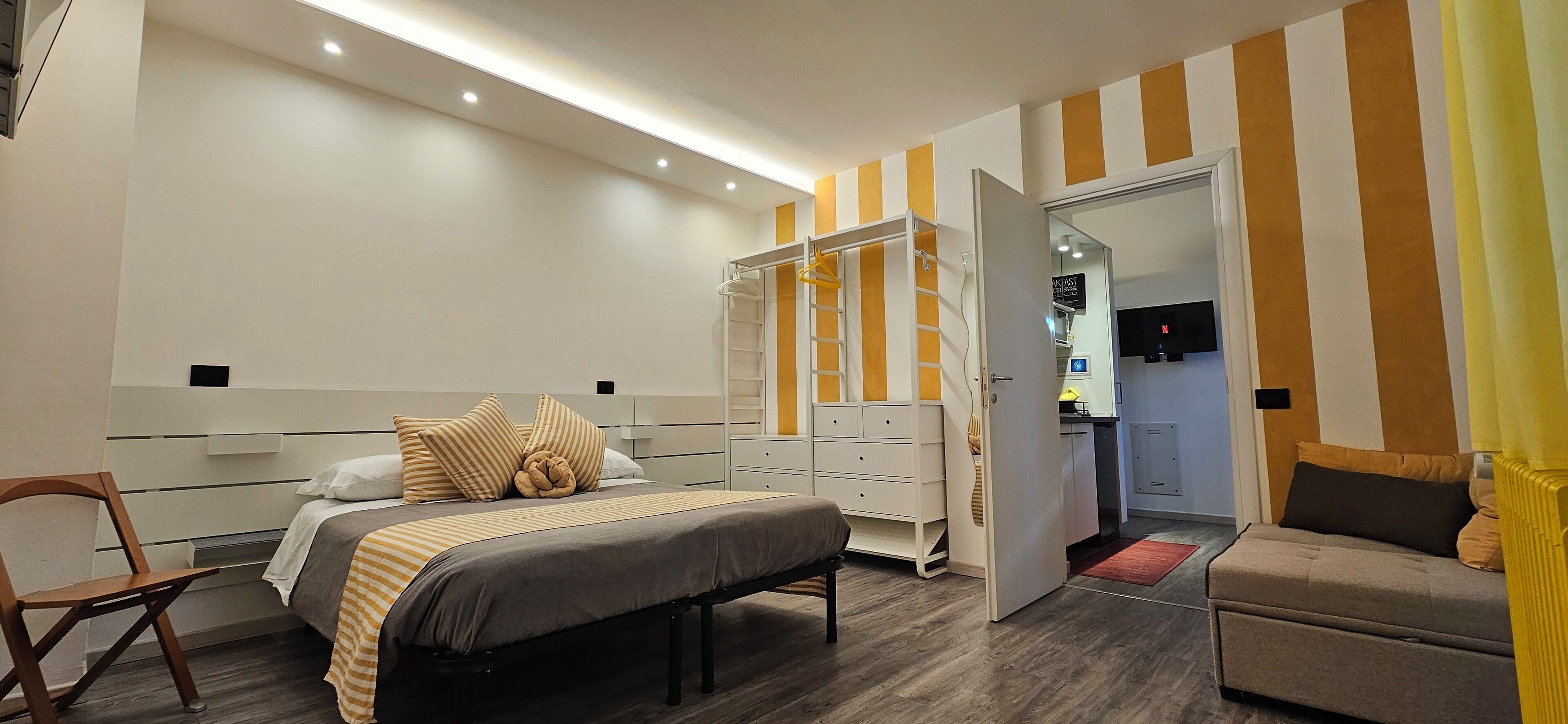 Chambre quadruple, Plusieurs lits, patio, vue sur la cour intérieure | Bureau, espace de travail pour ordinateurs portables
