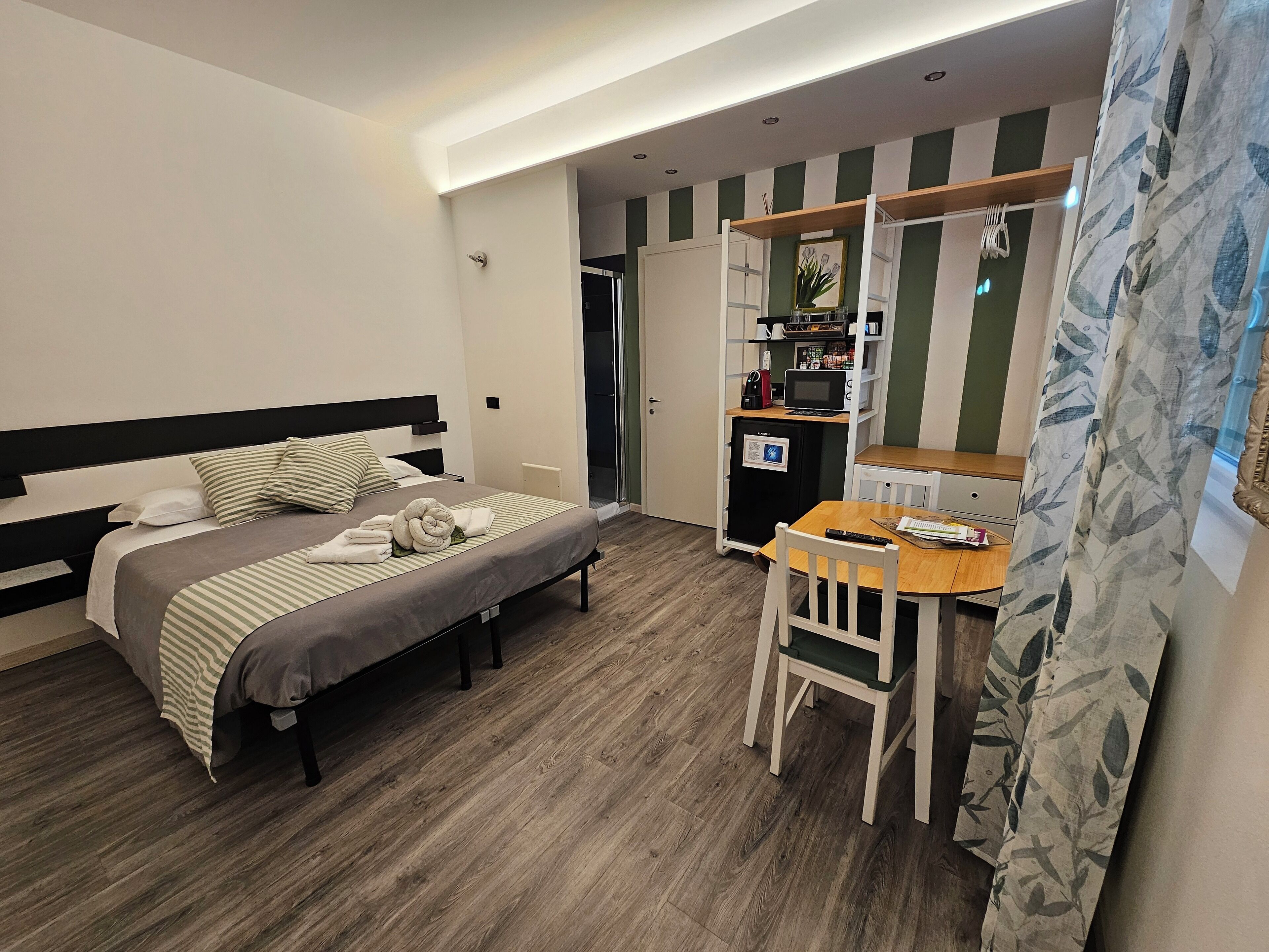 Chambre double ou avec lits jumeaux, patio, vue sur la cour intérieure | Bureau, espace de travail pour ordinateurs portables