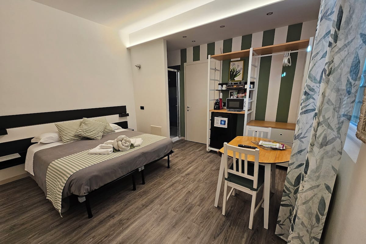 Habitación con 1 cama matrimonial o 2 individuales, patio, vista al patio | Escritorio, espacio para trabajar con laptop y cortinas blackout