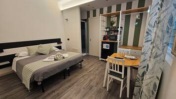 Dobbeltværelse med dobbeltseng eller 2 enkeltsenge - terrasse - udsigt til gårdsplads | Skrivebord, arbejdsområde til bærbare computere, mørklægningsgardiner