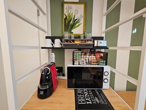 Habitación con 1 cama matrimonial o 2 individuales, patio, vista al patio | Escritorio, espacio para trabajar con laptop y cortinas blackout 