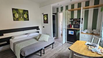 Habitación con 1 cama matrimonial o 2 individuales, patio, vista al patio | Escritorio, espacio para trabajar con laptop y cortinas blackout