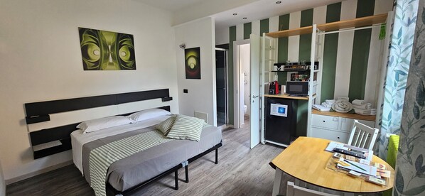 Habitación con 1 cama matrimonial o 2 individuales, patio, vista al patio | Escritorio, espacio para trabajar con laptop y cortinas blackout 