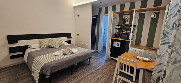 Chambre double ou avec lits jumeaux, patio, vue sur la cour intérieure | Bureau, espace de travail pour ordinateurs portables