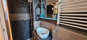 Chambre Double ou avec lits jumeaux, patio, vue cour intérieure | Salle de bain