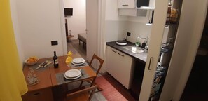 Habitación cuádruple, varias camas, patio, vista al patio | Escritorio, espacio para trabajar con laptop y cortinas blackout 