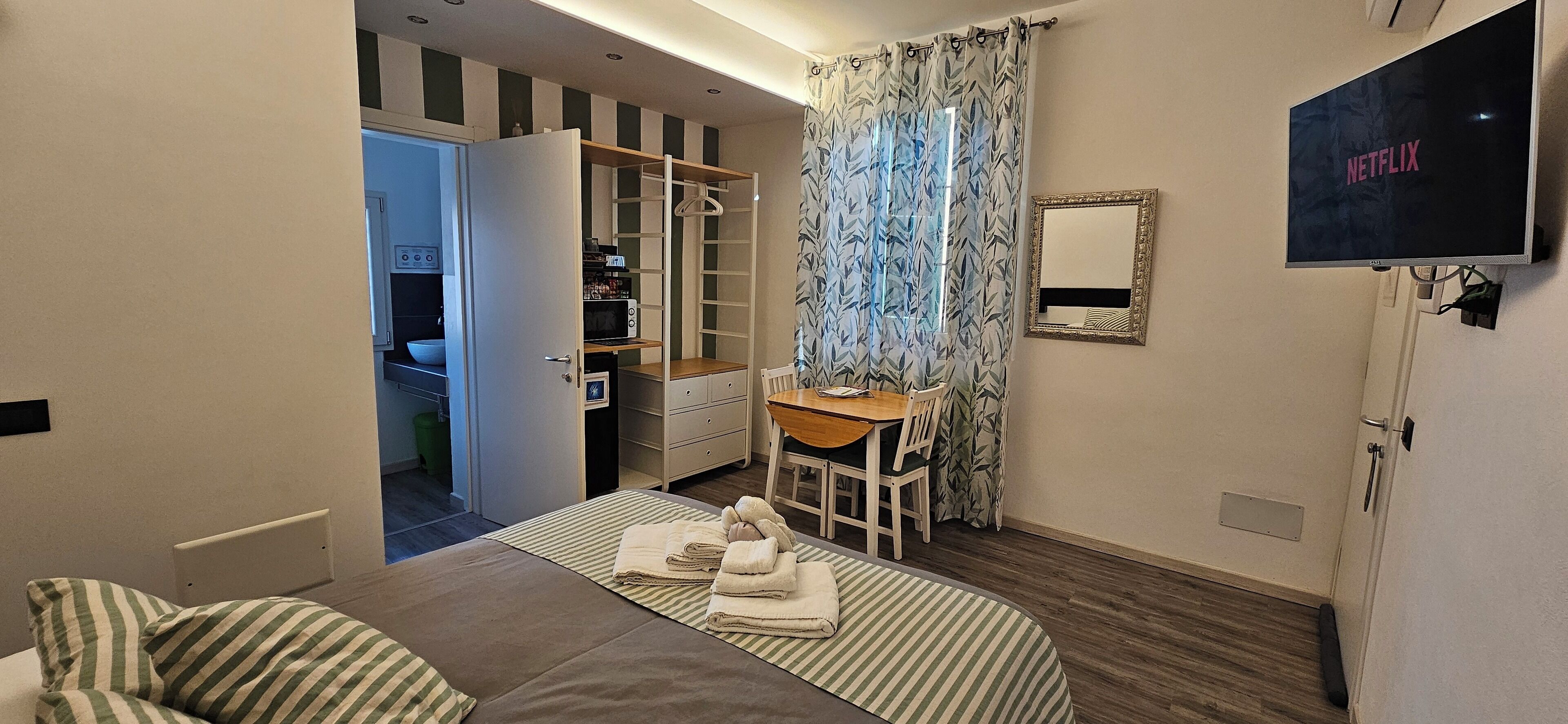 Doppel- oder Zweibettzimmer, Terrasse, Blick auf den Innenhof | Schreibtisch, laptopgeeigneter Arbeitsplatz, Verdunkelungsvorhänge