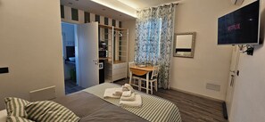 Camera con letto matrimoniale o 2 letti singoli, patio, vista cortile | Una scrivania, postazione laptop, tende oscuranti, insonorizzazione