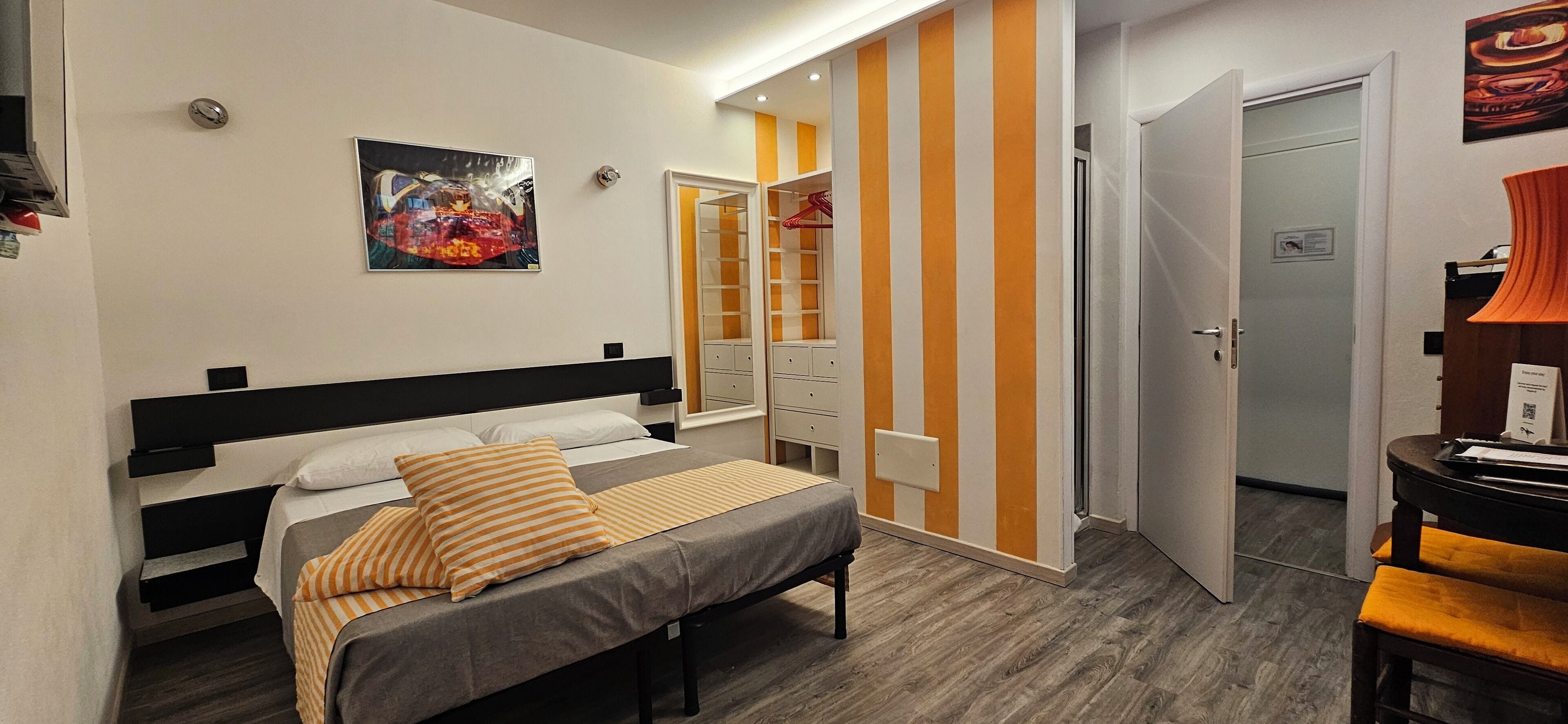 Chambre triple, Plusieurs lits, patio, vue sur la cour intérieure | Bureau, espace de travail pour ordinateurs portables