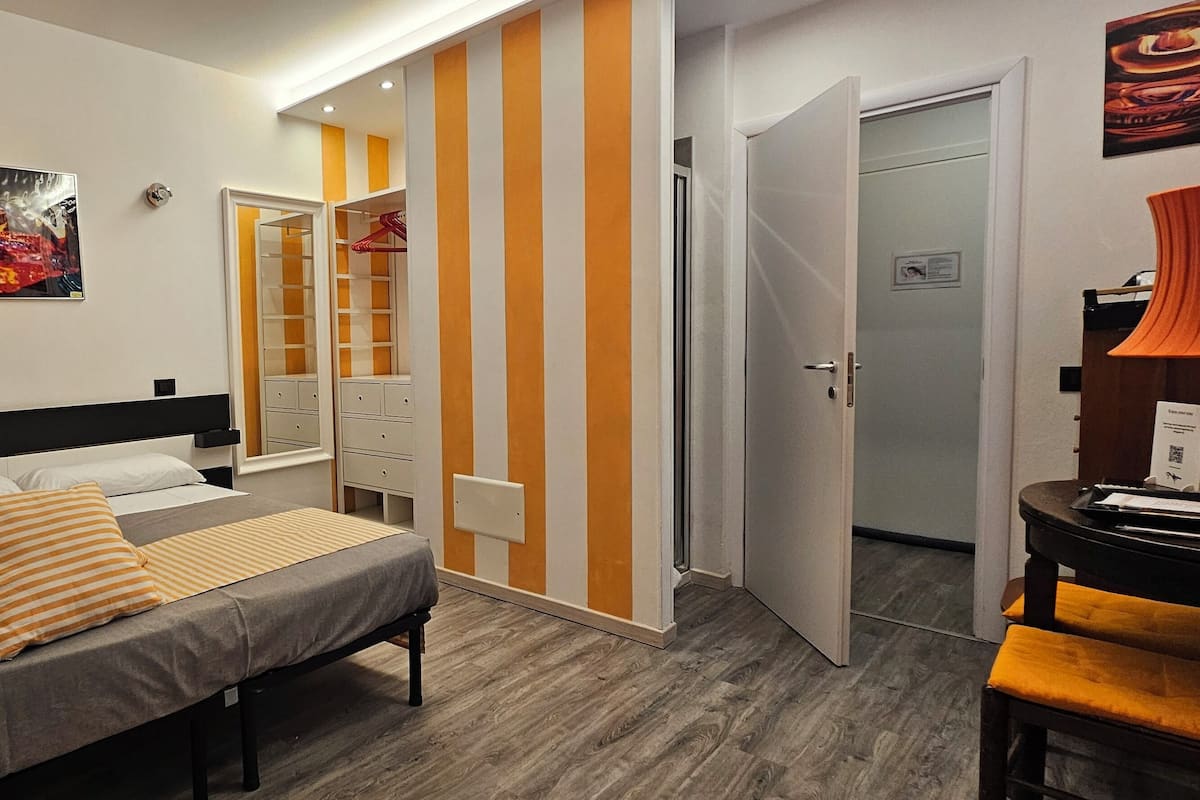 Habitación triple, varias camas, patio, vista al patio | Escritorio, espacio para trabajar con laptop y cortinas blackout