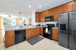 Réfrigérateur, four à micro-ondes, un four, surface de cuisson