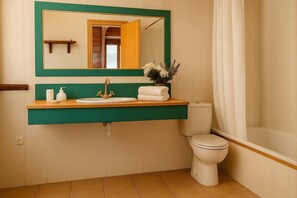 Douche, sèche-cheveux, serviettes fournies