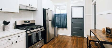 Kylskåp, mikrovågsugn, ugn och spishäll