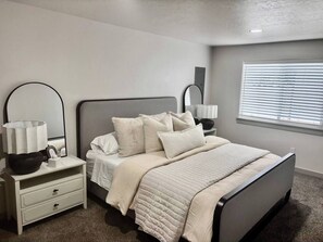 3 bedrooms, iron/ironing board, travel cot, free WiFi - Stay in Boise’s coveted North End!  This 3BR/2BA retreat  with Hot Tub and 21 Miles to Bogus Basin! (Boise)