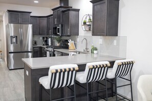 Kylskåp, mikrovågsugn, ugn och spishäll