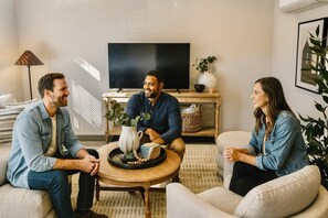 Smart TV - Stay in Boise’s coveted North End!  This 3BR/2BA retreat  with Hot Tub and 21 Miles to Bogus Basin! (Boise)