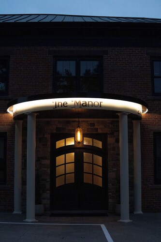 Beautiful 2-bedroom Penthouse Apt with AC in Sugarcreek