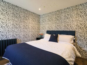 6 bedrooms, individually decorated, individually furnished, free WiFi - Manor Farm House (Bicester)