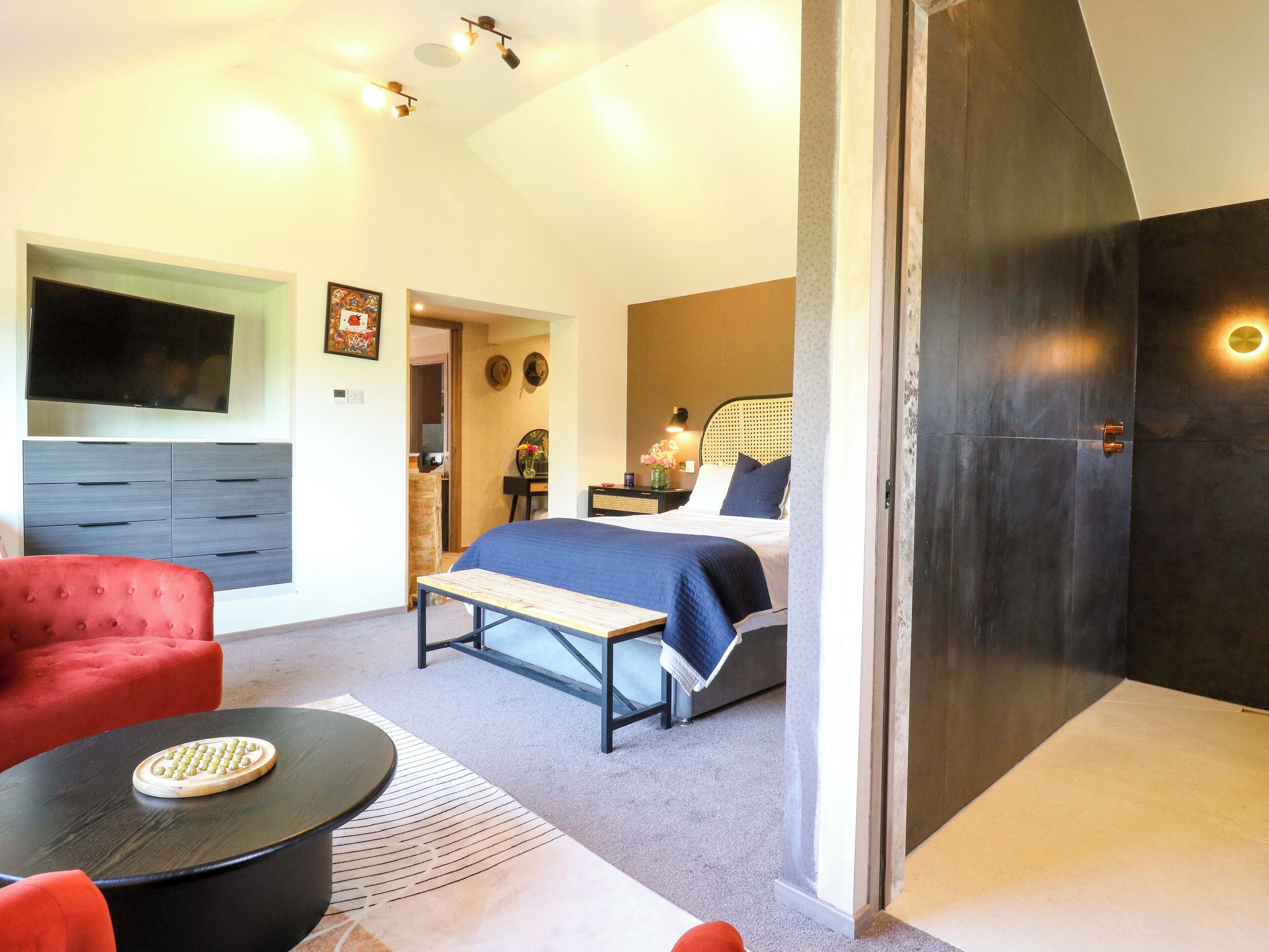 6 bedrooms, individually decorated, individually furnished, free WiFi