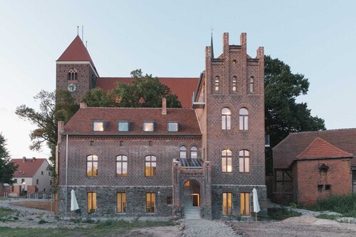 HOCHPARTERRE WEST: Kaminofen, Westbalkon und Kücheninsel