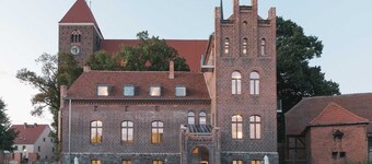 HOCHPARTERRE WEST: wood-burning stove, west-facing balcony and kitchen island