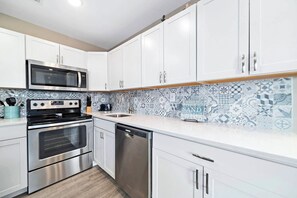 Réfrigérateur, four à micro-ondes, un four, lave-vaisselle