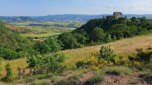 A castle on a hill with a valley in the background. - Sabatier Apartment at the Eco-Museum – Authentic 1960s Farmhouse (Gissac)