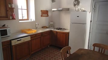 Réfrigérateur, micro-ondes, plaque de cuisson, lave-vaisselle