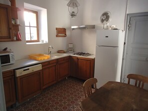 Kylskåp, mikrovågsugn, spishäll och diskmaskin