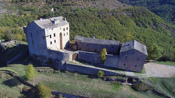 A medieval castle with a central tower, a large courtyard, and a surrounding moat. - Sabatier Apartment at the Eco-Museum – Authentic 1960s Farmhouse (Gissac)