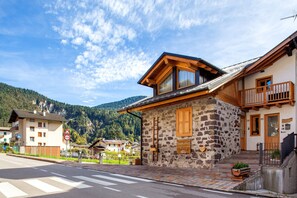 Exterior - Holiday Home 'Dimora Dajana' with Mountain View, Private Terrace and Wi-Fi (Mezzano)