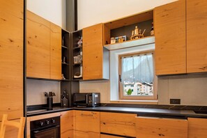 Fridge, microwave, oven, stovetop - Holiday Home 'Dimora Dajana' with Mountain View, Private Terrace and Wi-Fi (Mezzano)