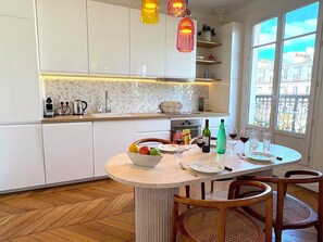 Réfrigérateur, four à micro-ondes, un four, surface de cuisson
