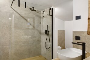 Dusche, Haartrockner, Handtücher