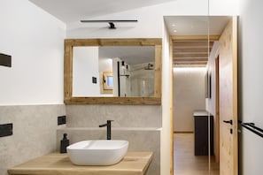 Shower, hair dryer, towels - Holiday Home 'Dimora Zoe' with Mountain View, Shared Garden and Wi-Fi (Mezzano)