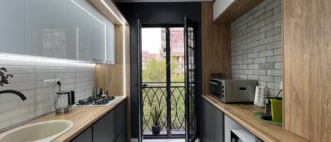 Deluxe Apartment, 2 Bedrooms | Private kitchen | Electric kettle