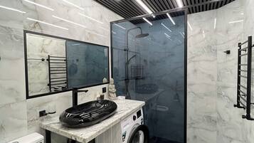 Deluxe Apartment, 2 Bedrooms | Bathroom