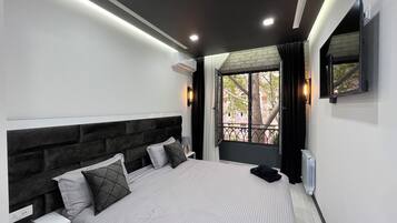 Apartemen Deluks, 2 kamar tidur | Tirai kedap cahaya, setrika/meja setrika, dan Wi-Fi gratis