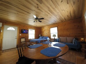 Interior - Picturesque couples retreat near Red River Gorge, perfect for hiking, kayaking! (Frenchburg)