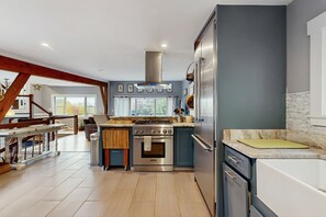 Jääkaappi, mikroaaltouuni, uuni, liesi